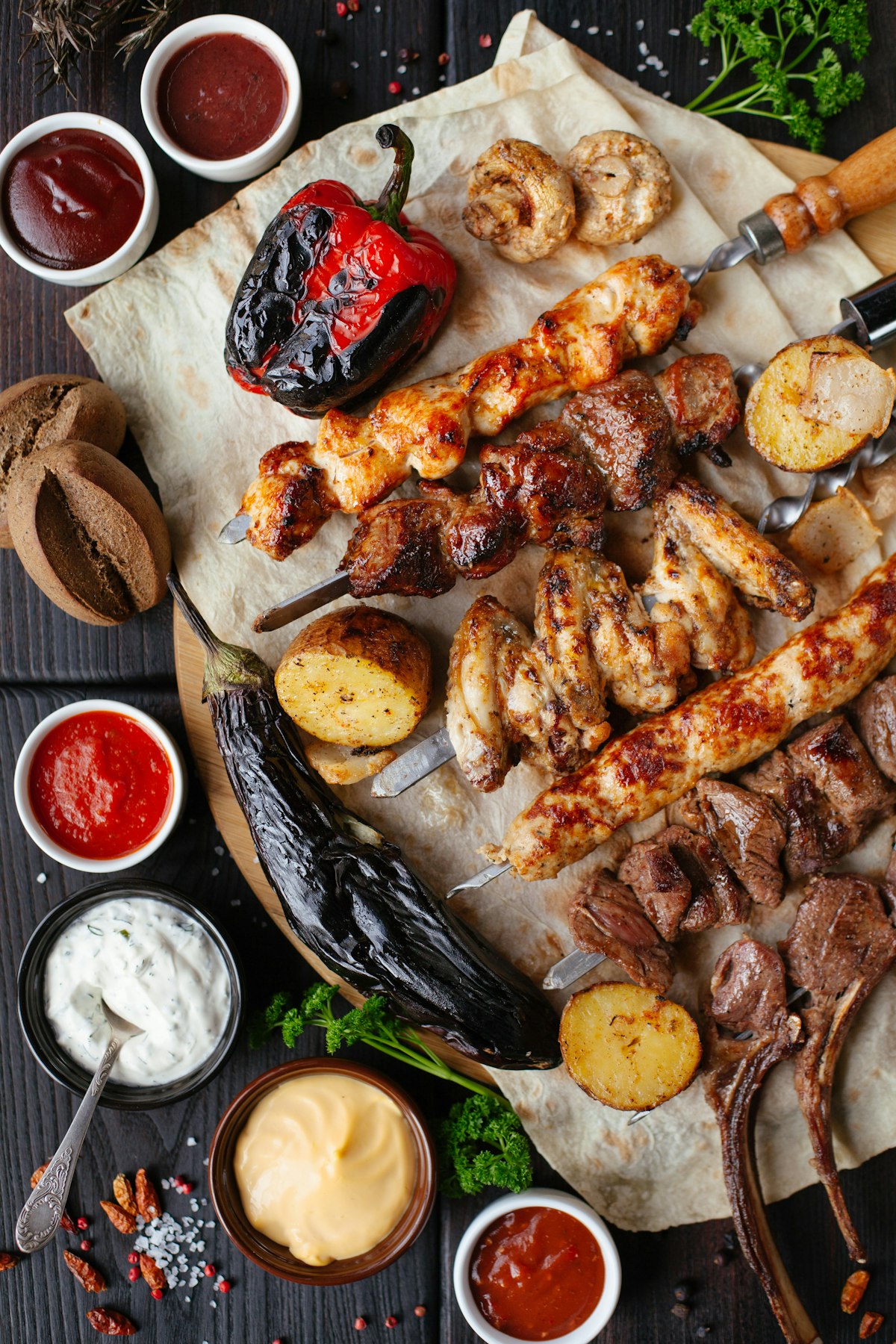 Grillat kebabkött med tillbehör