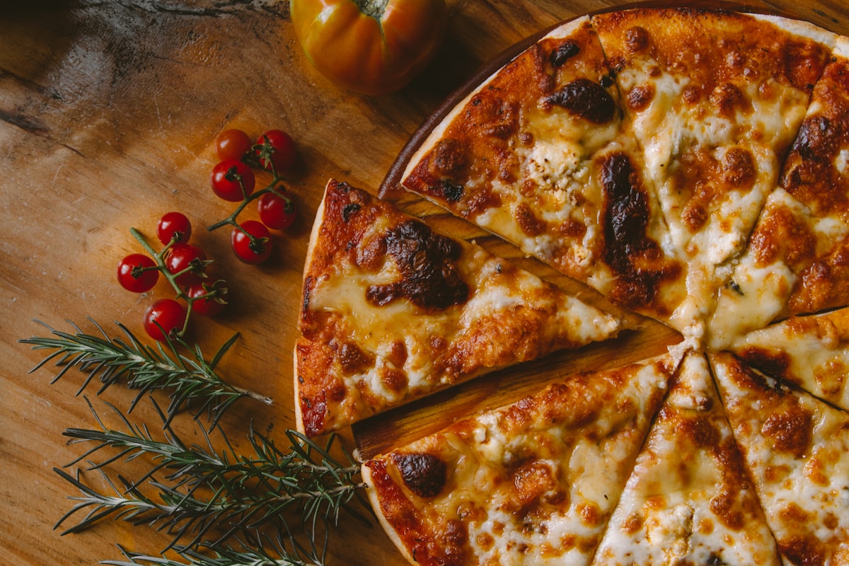 Nybakad pizza med smält ost